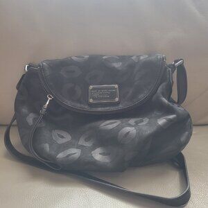 MARC BY MARC JACOBS Classic Q NATASHA Black Lip Print Crossbody Bag